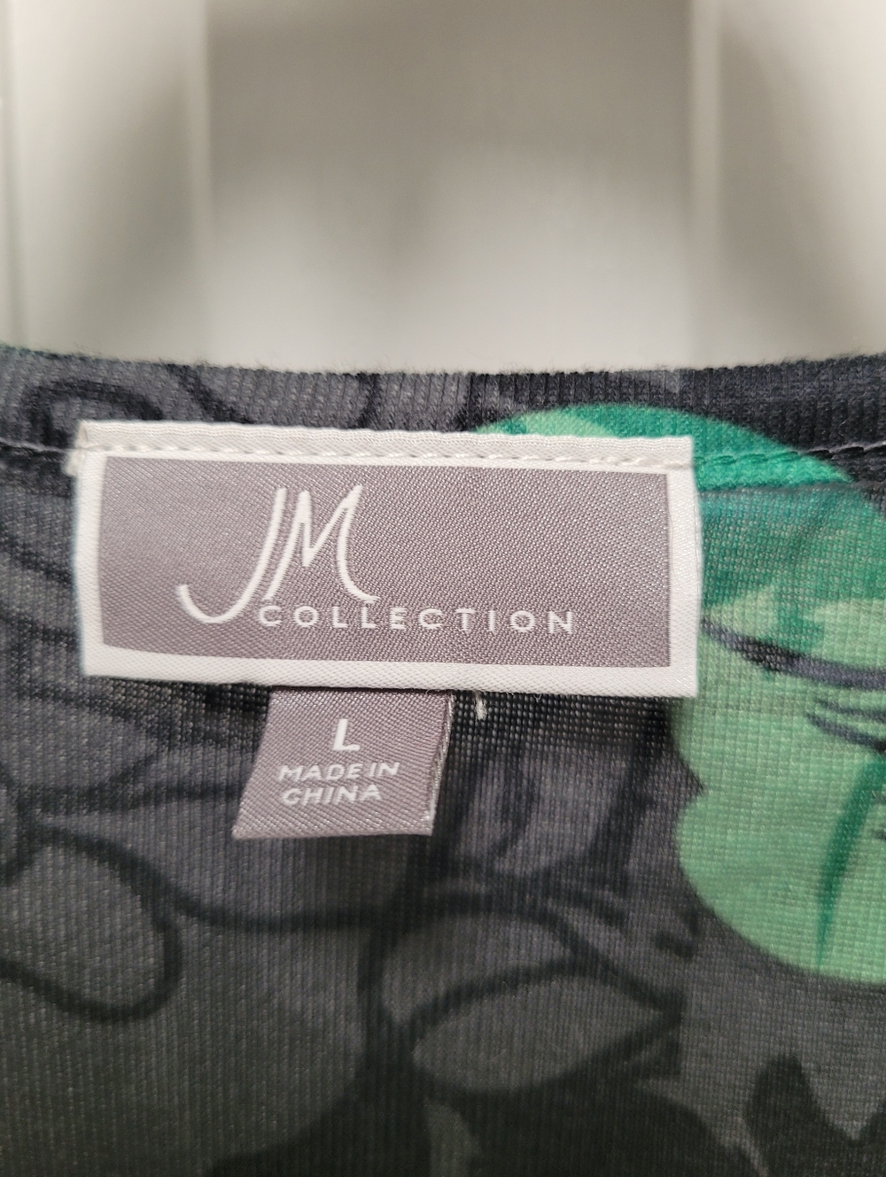 JM Collection women's top featuring a vibrant floral and foliage print Sz L - Picture 2 of 3
